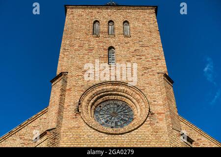 Vepriai, Lituania - 6 luglio 2021: Chiesa Parrocchiale di Santa Vergine Maria Rosario a Vepriai Foto Stock