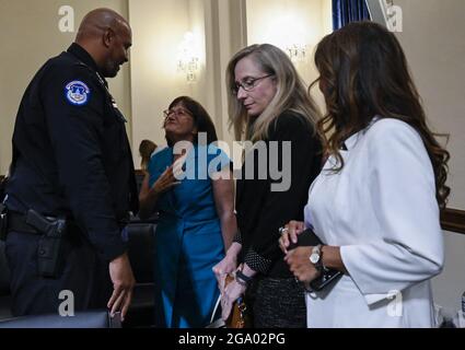 L'ufficiale DELLA polizia del Campidoglio DEGLI STATI UNITI Harry Dunn parla con il rappresentante degli Stati Uniti Veronica Escobar (D-TX) (centro) come rappresentante degli Stati Uniti Abigail Spanberger (D-VA) (2 a destra) si occupa dopo un'audizione della commissione selezionata della Camera che indaga l'attacco del 6 gennaio del 27 luglio 2021 al Campidoglio degli Stati Uniti a Washington, DC. Foto di Andrew Caballero-Reynolds/piscina/ABACAPRESS.COM Foto Stock