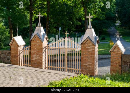 Vepriai, Lituania - 6 luglio 2021: Recinzione della Chiesa Parrocchiale di Santa Vergine Maria Rosario a Vepriai Foto Stock