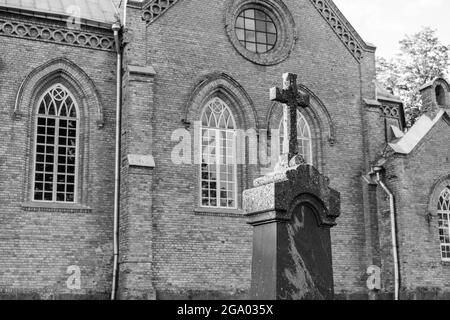 Vepriai, Lituania - 6 luglio 2021: Chiesa Parrocchiale di Santa Vergine Maria Rosario a Vepriai in bianco e nero Foto Stock