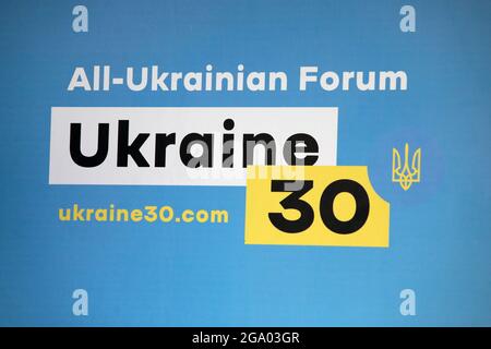 KIEV, UCRAINA - 28 LUGLIO 2021 - il logo è raffigurato l'Ucraina 30. Forum di decentramento a Kiev, capitale dell'Ucraina. Foto Stock