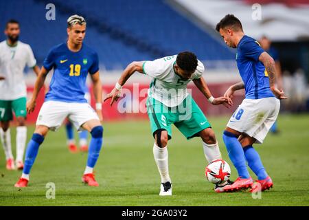 Saitama, Giappone. 28 luglio 2021. ABDULELAH ALAMRI (5) dell'Arabia Saudita combatte per la palla con REINIER (19) e HENRIQUE MATHEUS (18) del Brasile durante una partita maschile del Gruppo D tra Arabia Saudita e Brasile al Saitama Stadium per i Tokyo 2020, Giochi Olimpici. Il Brasile ha vinto la partita 3-1. (Immagine di credito: © Rodrigo Reyes Marin/ZUMA Press Wire) Foto Stock