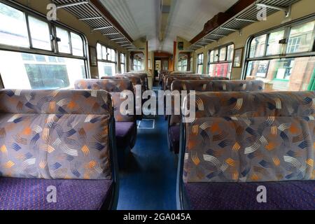 I posti a sedere all'interno di un pullman ferroviario classe 101. Foto Stock