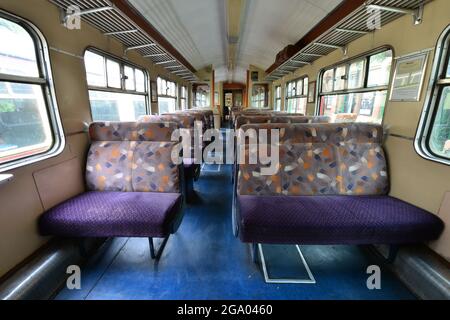 I posti a sedere all'interno di un pullman ferroviario classe 101. Foto Stock