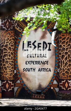 Lesedi Cultural Village, Sudafrica - 4 novembre 2021: Un segno di benvenuto per l'esperienza culturale di Lesedi, nel tradizionale desig geometrico africano Foto Stock