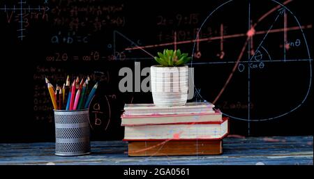 Equazioni matematiche che galleggiano contro pentola di pianta su pila di libri e stativo a matita Foto Stock