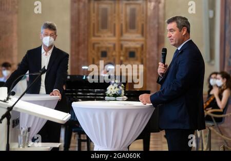 Monaco, Germania. 28 luglio 2021. Markus Söder (r, CSU), Ministro Presidente della Baviera, e Michael Piazolo (Freie Wähler), Ministro dell'Istruzione della Baviera, interviene per onorare i laureati per i risultati conseguiti. Credit: Sven Hoppe/dpa/Alamy Live News Foto Stock