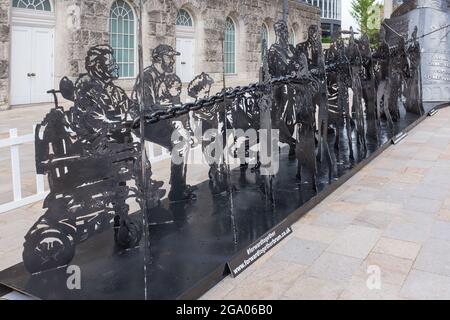 'Avanti insieme' un monumento di diversità creato dall'artista locale Luke Perry è in mostra accanto al Municipio di Birmingham in Victoria Square, Birmingham Foto Stock