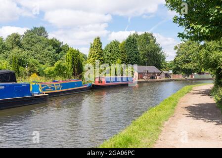 Barche strette ormeggiate sul canale Dudley che attraversano Neterton, Dudley, Black Country, West Midlands Foto Stock