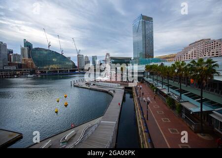 Sydney. 28 luglio 2021. Foto scattata il 28 luglio 2021 mostra una strada vuota a Sydney, Australia. Mentre i numeri dei casi quotidiani nello stato australiano del nuovo Galles del Sud (NSW) continuavano a passare con il mouse a tre cifre, il governo di stato ha annunciato mercoledì un'estensione di quattro settimane al blocco sulla Grande Sydney e le aree circostanti. Credit: HU Jingchen/Xinhua/Alamy Live News Foto Stock