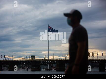 Sydney, Australia. 28 luglio 2021. Un uomo cammina su una strada vuota a Sydney, Australia, 28 luglio 2021. Mentre i numeri dei casi quotidiani nello stato australiano del nuovo Galles del Sud (NSW) continuavano a passare con il mouse a tre cifre, il governo di stato ha annunciato mercoledì un'estensione di quattro settimane al blocco sulla Grande Sydney e le aree circostanti. Credit: HU Jingchen/Xinhua/Alamy Live News Foto Stock