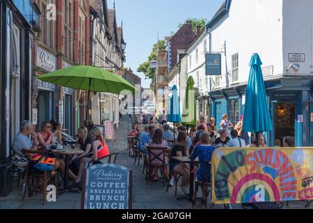 Tavoli e sedie fuori caffè e ristoranti in Milk Street, Shrewsbury, Shropshire Foto Stock