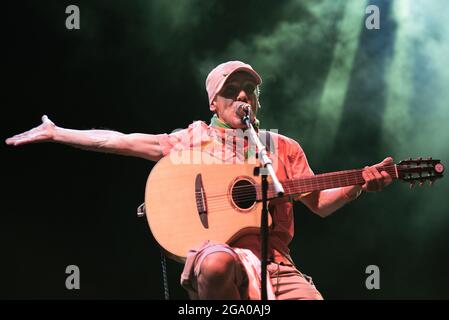 COLLEGNO, FLOWERS FESTIVAL, 27 LUGLIO 2021: Il cantante francese di discendenza spagnola Manu Chao ha suonato sul palco per il suo tour italiano "El Chapulín solo – Manu Chao Acústico". Foto Stock