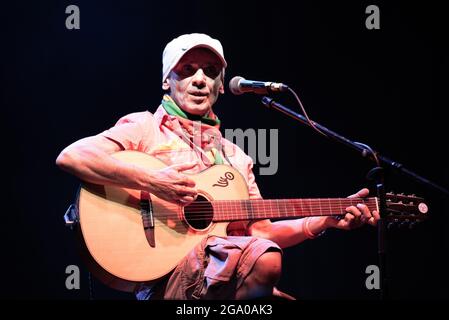 COLLEGNO, FLOWERS FESTIVAL, 27 LUGLIO 2021: Il cantante francese di discendenza spagnola Manu Chao ha suonato sul palco per il suo tour italiano "El Chapulín solo – Manu Chao Acústico". Foto Stock
