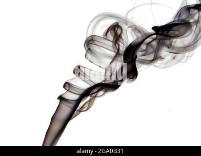 Macro closeup di fumo nero trasparente silky galleggianti con eleganti rotazioni morbide nell'aria isolata su sfondo bianco - concetto di inquinamento tossico Foto Stock