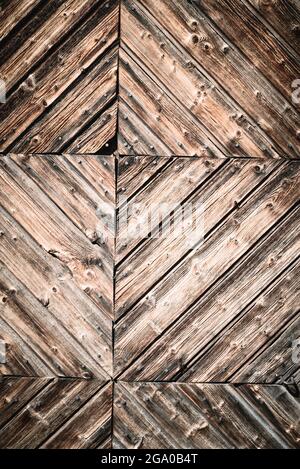 Geometric astratto closeup di superficie in legno rustico naturale invecchiato e rurale di tavole riciclate stagionate costruite in linee creative e decorative Foto Stock