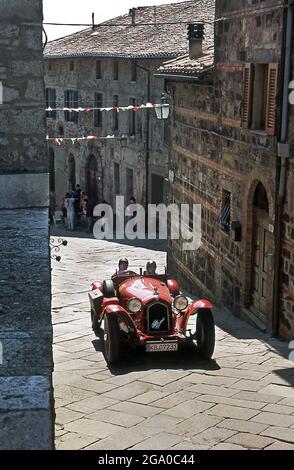 Alfa Romeo d'epoca alla guida della storica Mille miglia 2001 in Italia Foto Stock