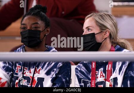 USA's Simone Biles (a sinistra) guarda l'azione con il compagno di squadra dagli stand durante la finale di Men's All-Around al Centro di ginnastica Ariake il quinto giorno dei Giochi Olimpici di Tokyo 2020 in Giappone. Data immagine: Mercoledì 28 luglio 2021. Foto Stock