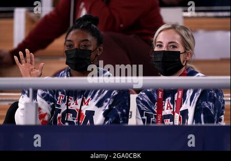 USA's Simone Biles (a sinistra) guarda l'azione con il compagno di squadra dagli stand durante la finale di Men's All-Around al Centro di ginnastica Ariake il quinto giorno dei Giochi Olimpici di Tokyo 2020 in Giappone. Data immagine: Mercoledì 28 luglio 2021. Foto Stock