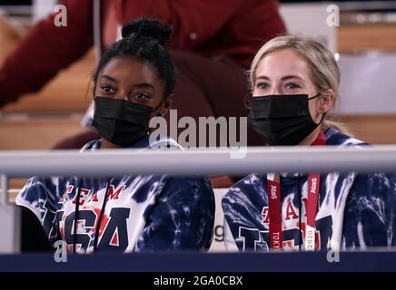 USA's Simone Biles (a sinistra) guarda l'azione con il compagno di squadra dagli stand durante la finale di Men's All-Around al Centro di ginnastica Ariake il quinto giorno dei Giochi Olimpici di Tokyo 2020 in Giappone. Data immagine: Mercoledì 28 luglio 2021. Foto Stock