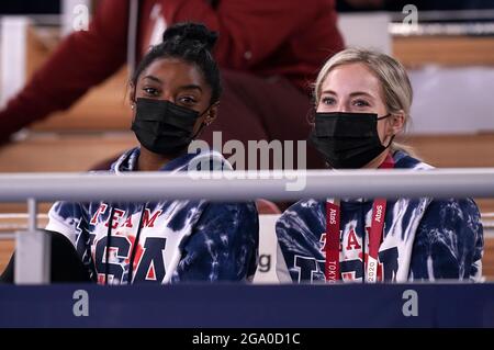 USA's Simone Biles (a sinistra) guarda l'azione con il compagno di squadra dagli stand durante la finale di Men's All-Around al Centro di ginnastica Ariake il quinto giorno dei Giochi Olimpici di Tokyo 2020 in Giappone. Data immagine: Mercoledì 28 luglio 2021. Foto Stock