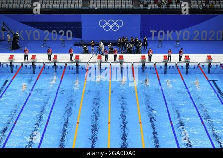 Tokyo, Giappone. 28 luglio 2021. Xu Jiayu (4th, L, Bottom) della Cina compete durante le manche di 200m di nuoto contro gli uomini alle Olimpiadi di Tokyo 2020 a Tokyo, Giappone, 28 luglio 2021. Credit: Xia Yifang/Xinhua/Alamy Live News Foto Stock