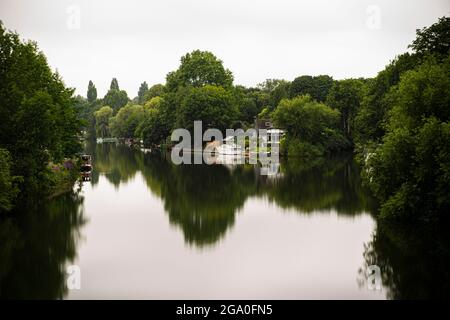 500px Photo ID: 1034997654 - Vista sul tamigi dal proprio Staines sul ponte sul tamigi in una nuvolosa mattinata estiva britannica Foto Stock