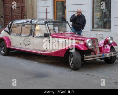 Praga, Repubblica Ceca; febbraio 16 2019. Auto a noleggio vintage parcheggiata in una strada di Praga. Foto Stock