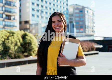 Ritratto di una bella giovane donna in ambiente di lavoro Foto Stock