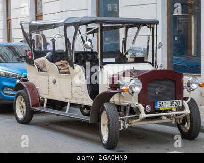Praga, Repubblica Ceca; Febbraio 16 2019. Auto a noleggio vintage parcheggiata su una strada a Praga. Foto Stock