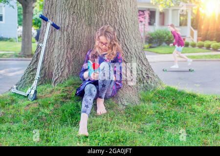 Lettura estiva nel quartiere Foto Stock