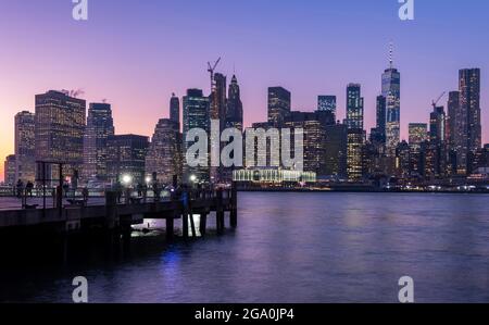 Quando il sole tramonta, la città di Manhattan inizia a brillare e mostra tutti i suoi colori, visti dalla zona di D.U.M.B.O..New York City, USA Foto Stock
