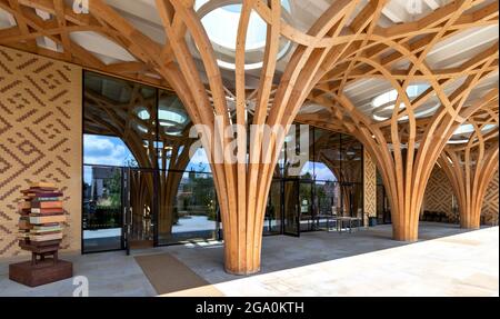 CAMBRIDGE ENGLAND CAMBRIDGE CENTRAL MOSQUE LA GRANDE AREA PORTICATA CON LIBRI Foto Stock