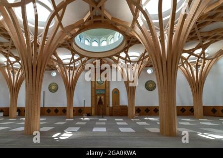 CAMBRIDGE ENGLAND CAMBRIDGE CENTRAL MOSQUE LA MAGNIFICA SALA DELLE PREGHIERE CHE GUARDA VERSO IL MINBAR O PULPITO Foto Stock