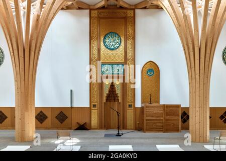 CAMBRIDGE ENGLAND CAMBRIDGE CENTRAL MOSQUE LA MAGNIFICA SALA DI PREGHIERA PULPITO O MINBAR E CALLIGRAPHY Foto Stock