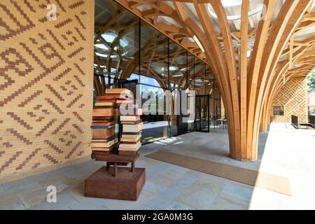 CAMBRIDGE ENGLAND CAMBRIDGE CENTRAL MOSQUE LA ZONA PORTICO CON I LIBRI Foto Stock