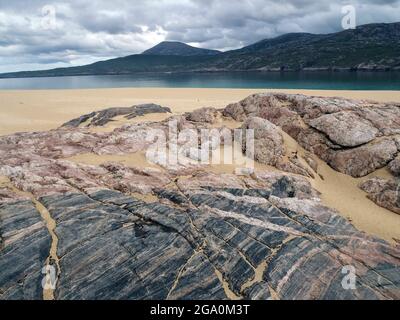 Gneiss Lewisian sulla spiaggia, Eilean Mhealasta, Lewis, Ebridi esterne, Scozia Foto Stock