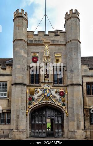 CAMBRIDGE ENGLAND CHRIST'S COLLEGE IL GRANDE CANCELLO CON LA STATUA DI LADY MARGARET BEAUFORT Foto Stock