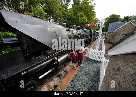 Simon e Diana Parums con il loro treno a vapore di dimensioni complete con carrozze, piste e piattaforma, mentre convertirono e restaurarono la stazione del lago Bassenthwaite a Keswick, offrendo un'esperienza culinaria su una carrozza ristorante di Hollywood come il suo pezzo forte, quando la aprono al pubblico come attrazione. Data immagine: Mercoledì 28 luglio 2021. Foto Stock