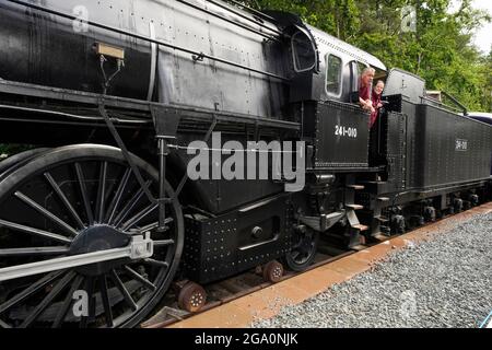 Simon e Diana Parums con il loro treno a vapore di dimensioni complete con carrozze, piste e piattaforma, mentre convertirono e restaurarono la stazione del lago Bassenthwaite a Keswick, offrendo un'esperienza culinaria su una carrozza ristorante di Hollywood come il suo pezzo forte, quando la aprono al pubblico come attrazione. Data immagine: Mercoledì 28 luglio 2021. Foto Stock