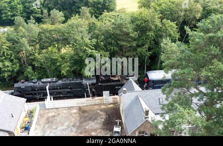 Un treno a vapore di dimensioni standard con carrozze, binari e piattaforma, mentre Simon e Diana Parums convertirono e restaurarono la stazione del lago Bassenthwaite a Keswick, offrendo un'esperienza culinaria su una carrozza ristorante di Hollywood come il suo fulcro, quando la aprono al pubblico come attrazione. Data immagine: Mercoledì 28 luglio 2021. Foto Stock