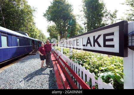 Simon e Diana Parums con il loro treno a vapore di dimensioni complete con carrozze, piste e piattaforma, mentre convertirono e restaurarono la stazione del lago Bassenthwaite a Keswick, offrendo un'esperienza culinaria su una carrozza ristorante di Hollywood come il suo pezzo forte, quando la aprono al pubblico come attrazione. Data immagine: Mercoledì 28 luglio 2021. Foto Stock