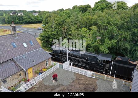 Simon e Diana Parums con il loro treno a vapore di dimensioni complete con carrozze, piste e piattaforma, mentre convertirono e restaurarono la stazione del lago Bassenthwaite a Keswick, offrendo un'esperienza culinaria su una carrozza ristorante di Hollywood come il suo pezzo forte, quando la aprono al pubblico come attrazione. Data immagine: Mercoledì 28 luglio 2021. Foto Stock