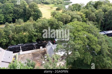 Un treno a vapore di dimensioni standard con carrozze, binari e piattaforma, mentre Simon e Diana Parums convertirono e restaurarono la stazione del lago Bassenthwaite a Keswick, offrendo un'esperienza culinaria su una carrozza ristorante di Hollywood come il suo fulcro, quando la aprono al pubblico come attrazione. Data immagine: Mercoledì 28 luglio 2021. Foto Stock