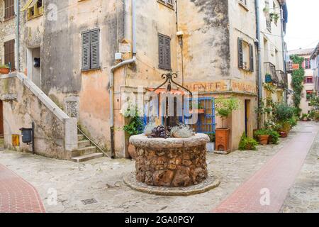 Vecchio pozzo nel villaggio medievale di la Turbie, a sud della Francia Foto Stock