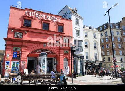 Esterno del mercato del vecchio Kent, sul sito del vecchio cinema Parade e ora restaurato con amore come mercato interno, a Margate, Kent, Regno Unito Foto Stock