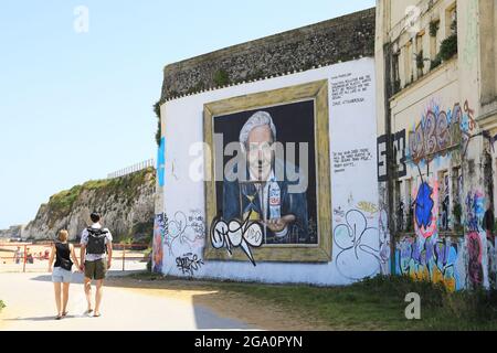 Murale di David Attendborough sulle pareti dell'imbarco su Cliftonville Lido, a margate, Thanet, Kent, UK Foto Stock