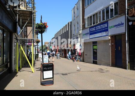 Molti negozi chiusi sulla cittadina balneare di Margate's High Street, sull'Isola di Thanet, Kent, Regno Unito Foto Stock