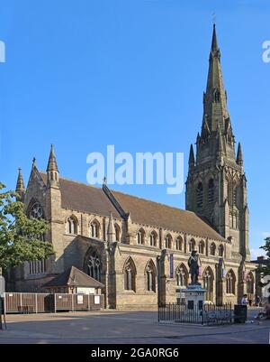 St Mary's Church Market Square Lichfield Staffordshire England con cielo blu e sole e la statua di Boswell in primo piano Foto Stock