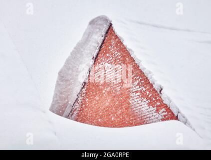 Storm Filomena coperte un tetto spiovente con neve pesante. Getafe. Comunità di Madrid. Spagna. Foto Stock